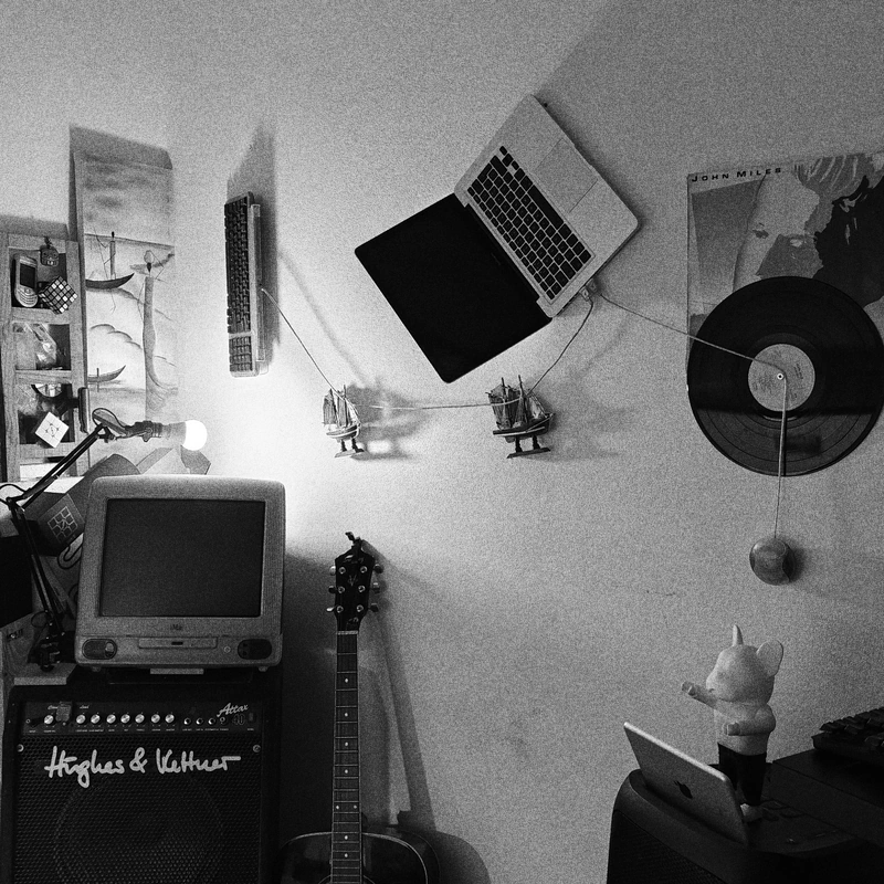 The suspense of a Mac which mysteriously awaits bytes through sailing ships traveling guided by the keyboard's cable.